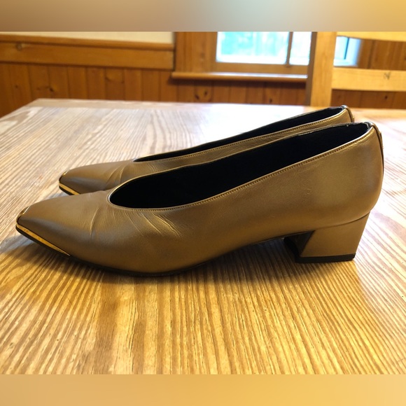 Stuart Weitzman Gold leather block heel pumps. Size 6. - Picture 2 of 11